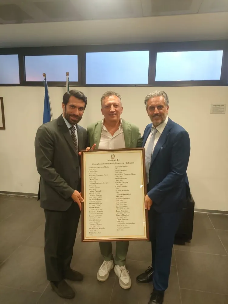 Consegna di una targa durante un incontro istituzionale